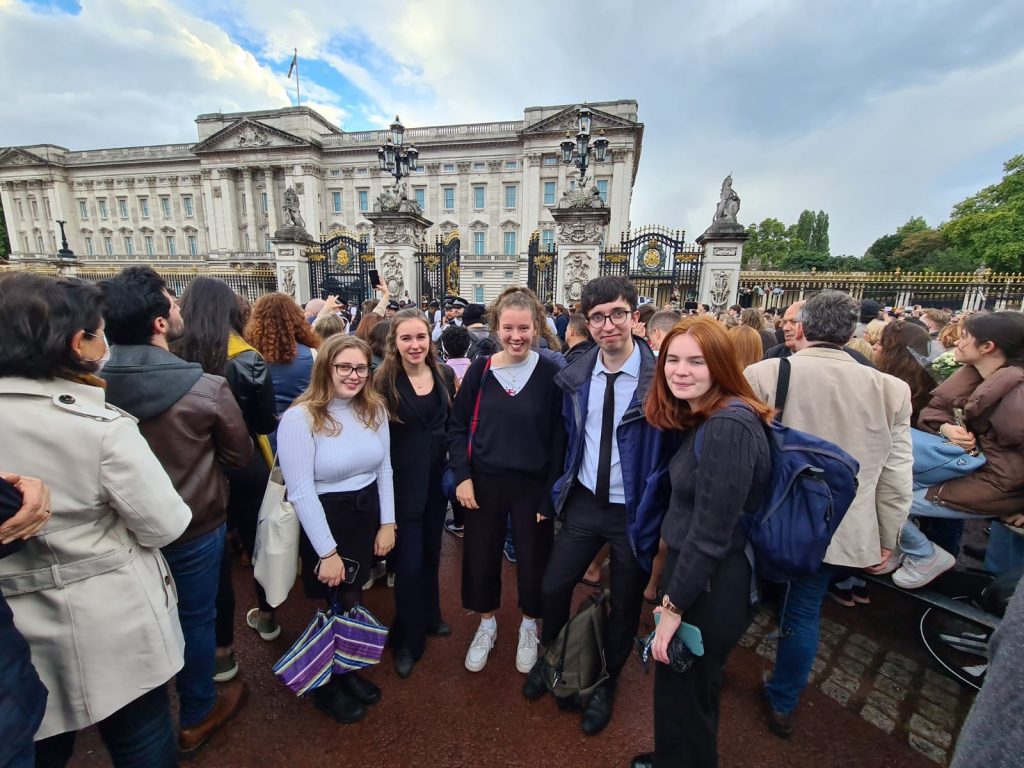 News Associates trainees gather reaction of Queen's death at Buckingham Palace